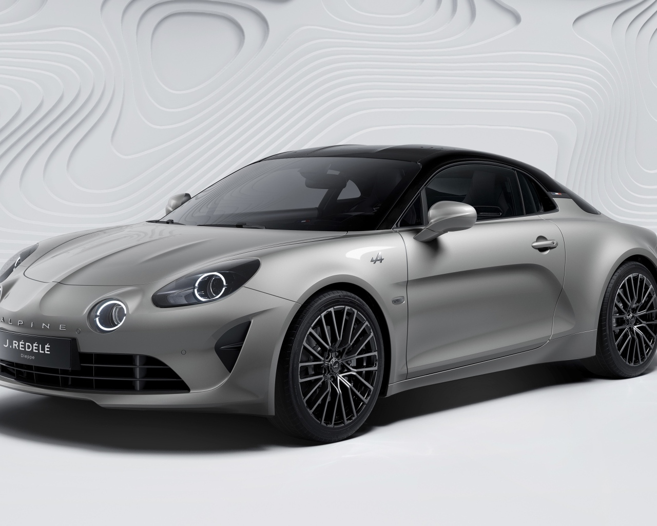 Серебристый автомобиль Alpine A110 GT