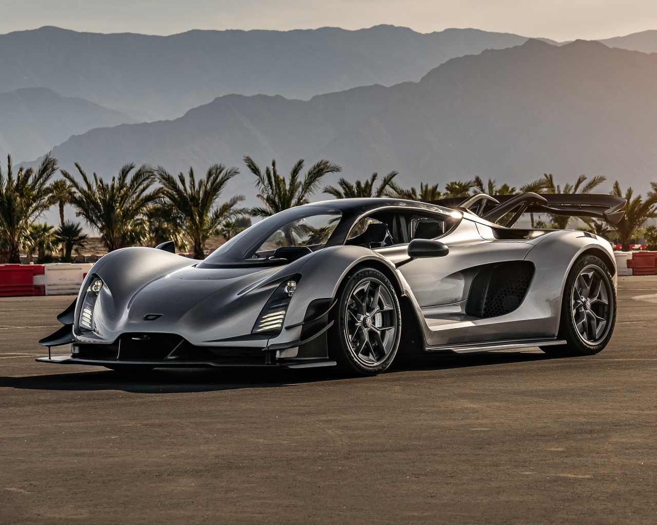 Серебристый спортивный автомобиль Czinger 21C