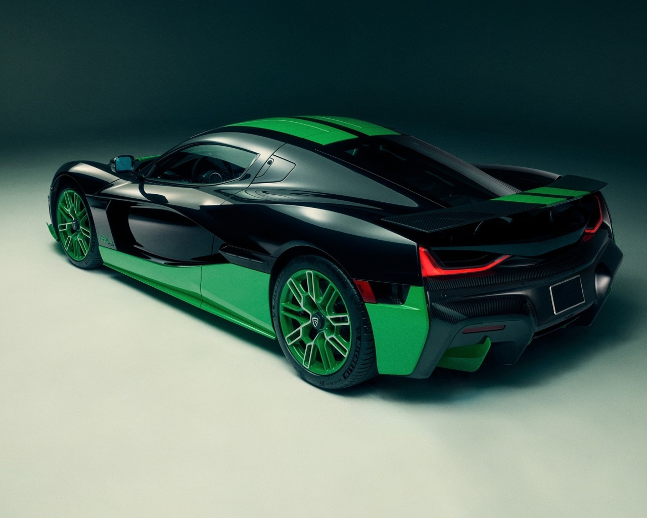 Спортивный автомобиль Rimac Nevera Time Attack 2023 на сером фоне