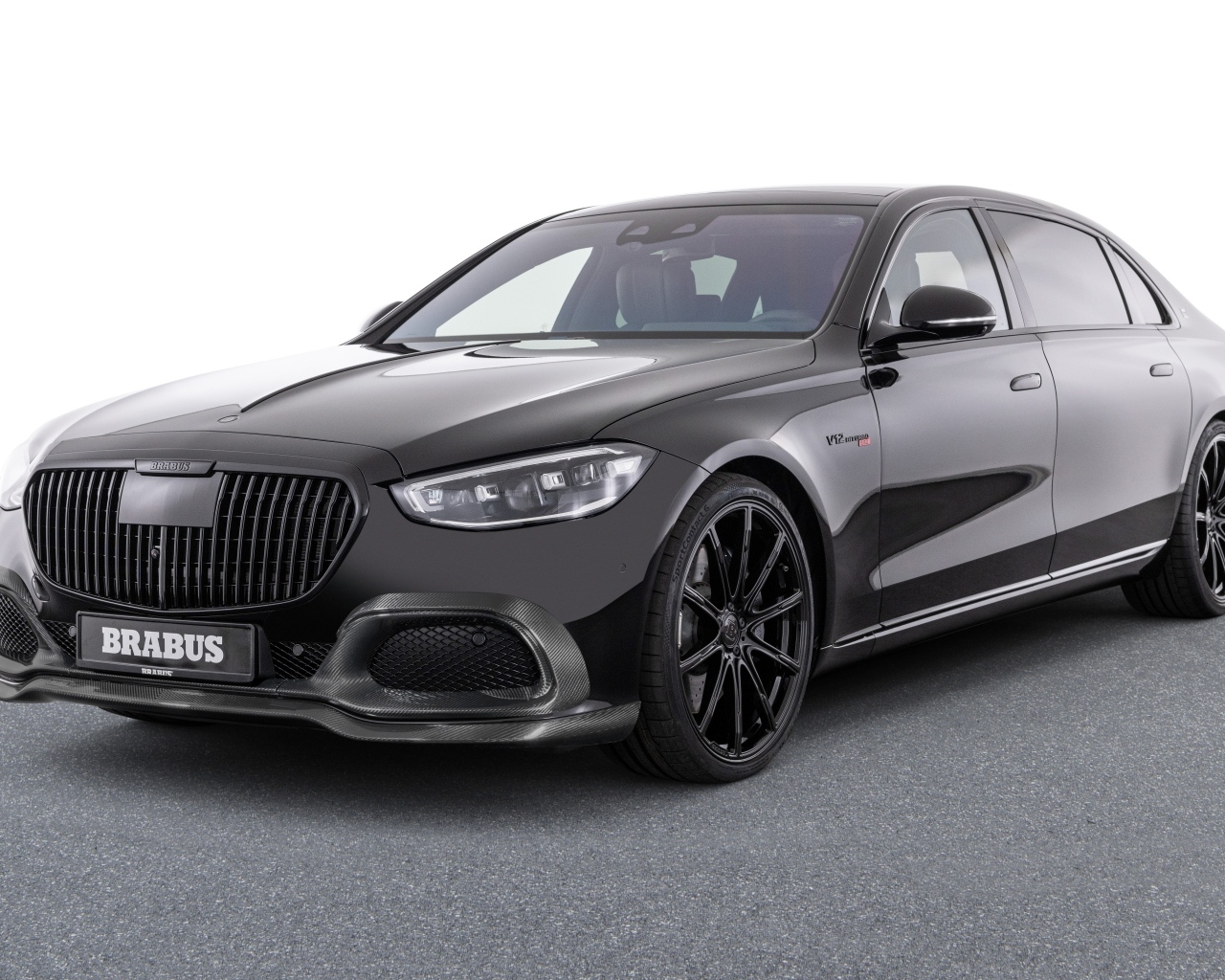 Стильный автомобиль Brabus 850 2023 года