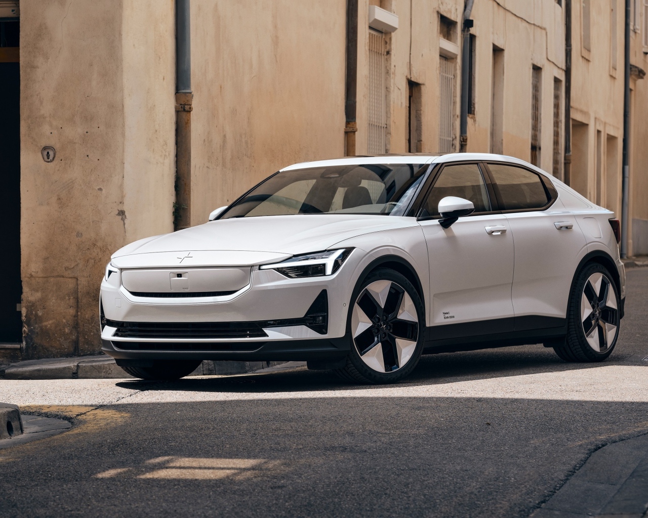 Белый автомобиль Polestar 2 2023 года