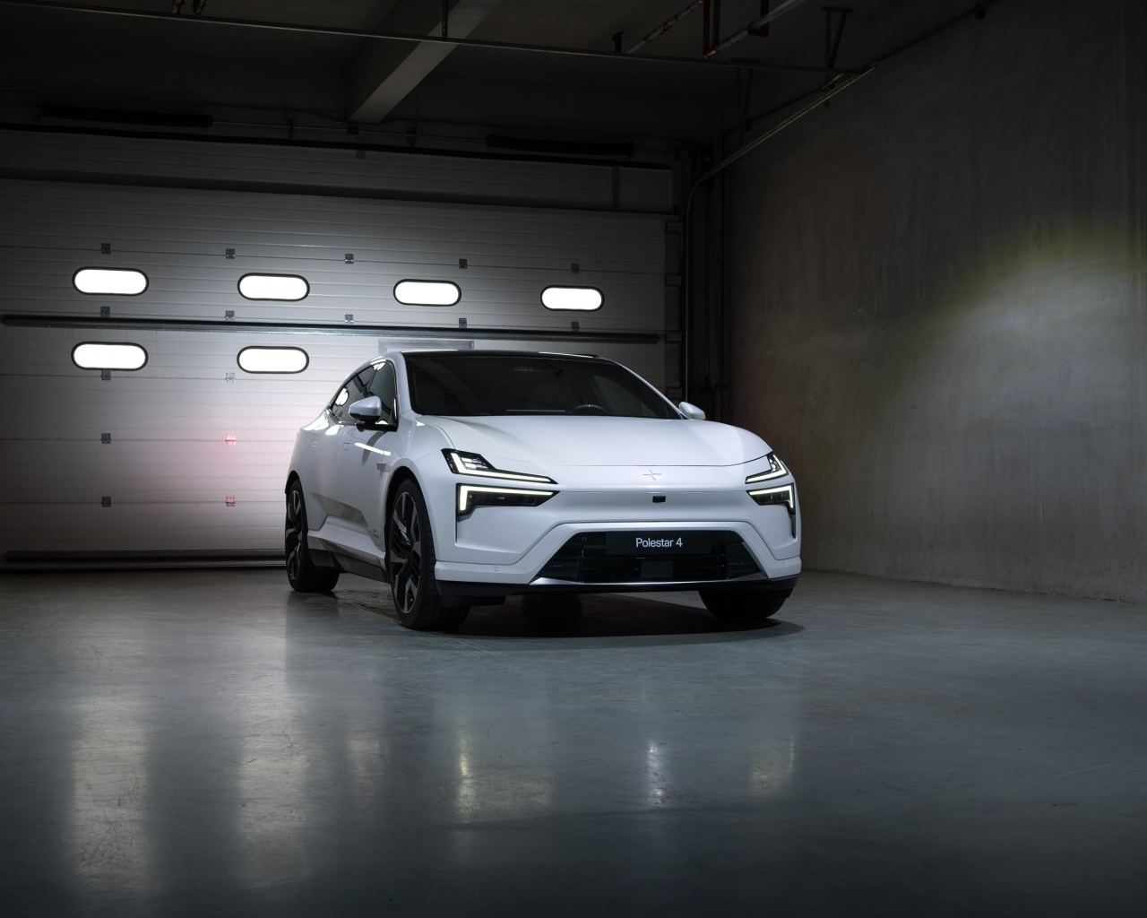 Белый автомобиль Polestar 4