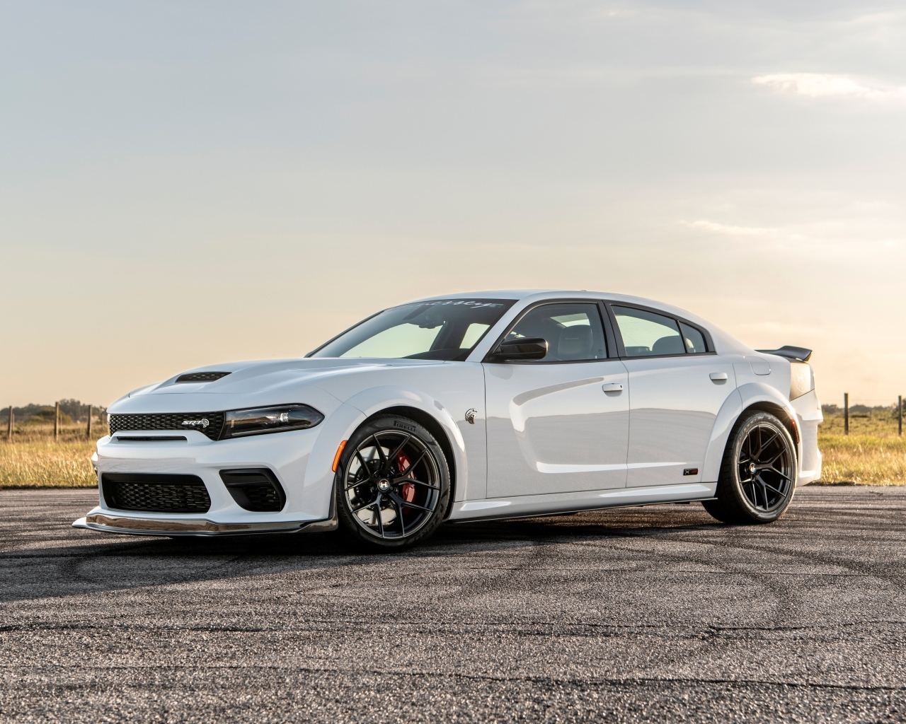 Белый автомобиль Hennessey Charger H1000 Last Stand