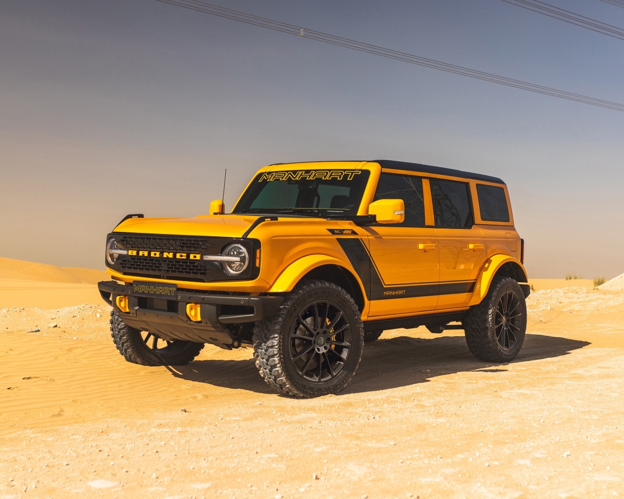Желтый внедорожник Manhart BC 400 2023  года