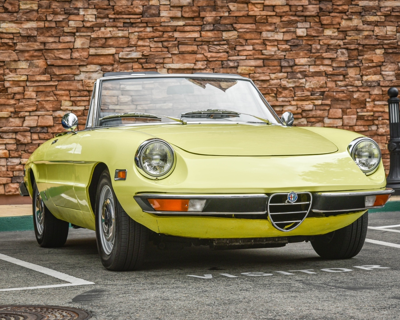 Желтый ретро автомобиль альфа ромео