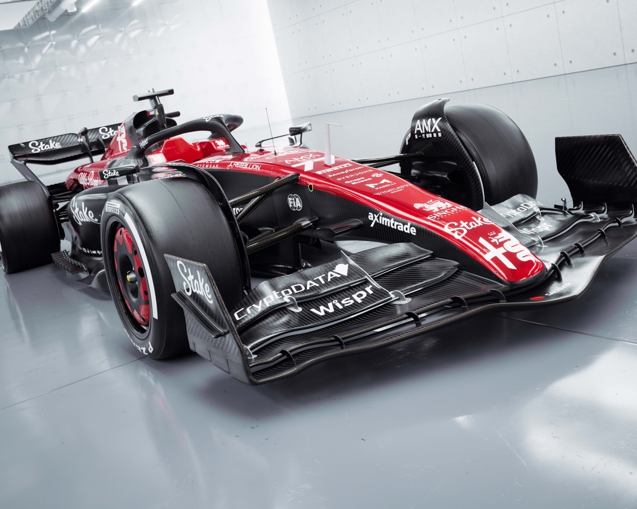 Автомобиль Alfa Romeo C43 F1 2023 готовится к гонкам