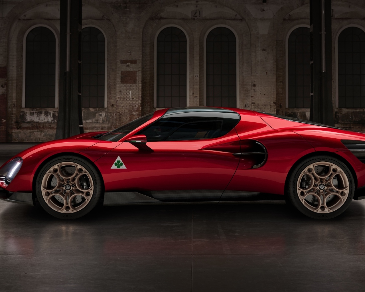 Быстрый автомобиль Alfa Romeo 33 Stradale 2024 года вид сбоку