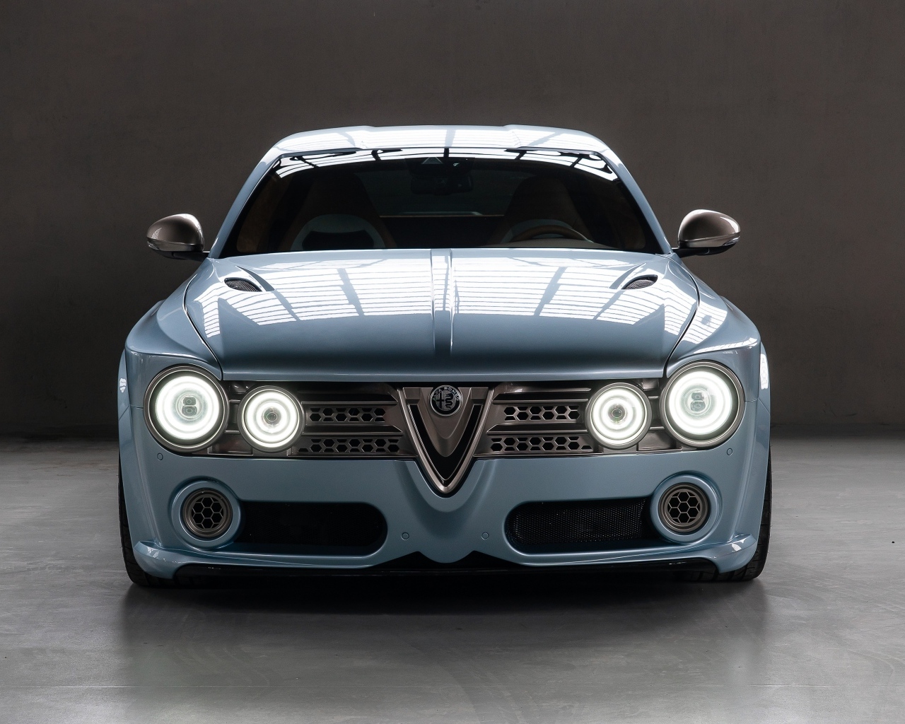 Вид спереди на автомобиль Alfa Romeo