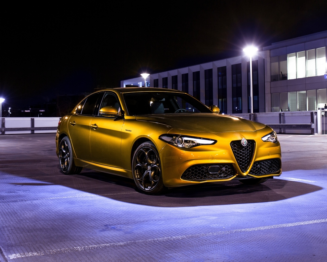 Золотистый автомобиль Alfa Romeo Giulia Veloce Q2