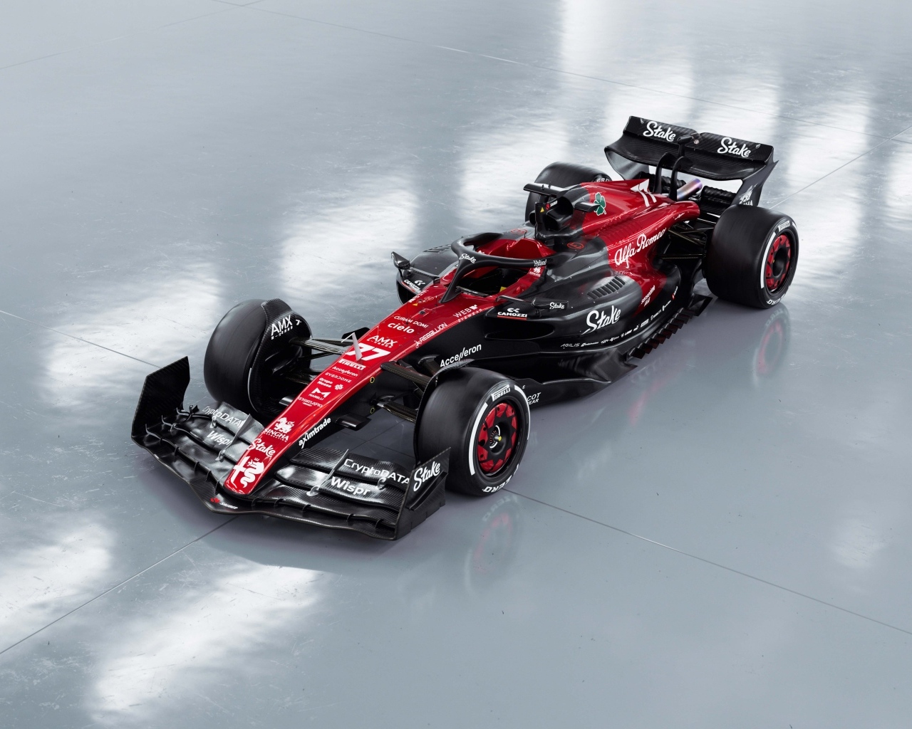 Гоночный автомобиль Alfa Romeo C43 F1 2023 на сером фоне