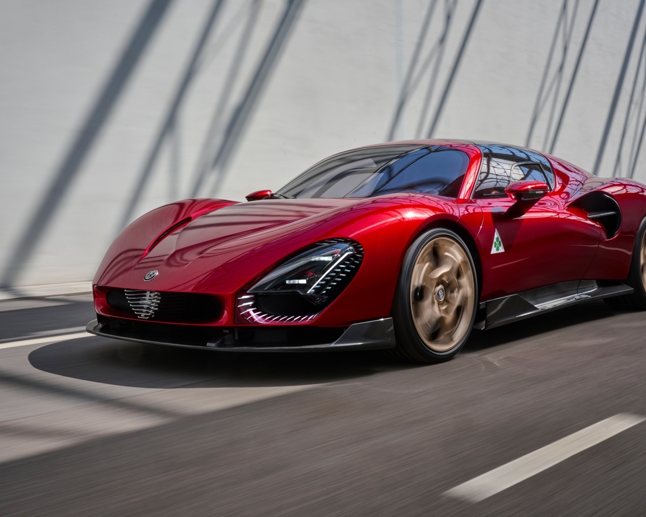 Красный  Alfa Romeo 33 Stradale 2024 года на фоне серой стены