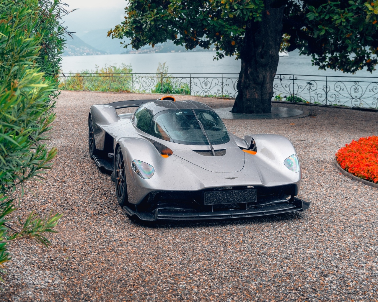 Быстрый автомобиль Aston Martin Valkyrie