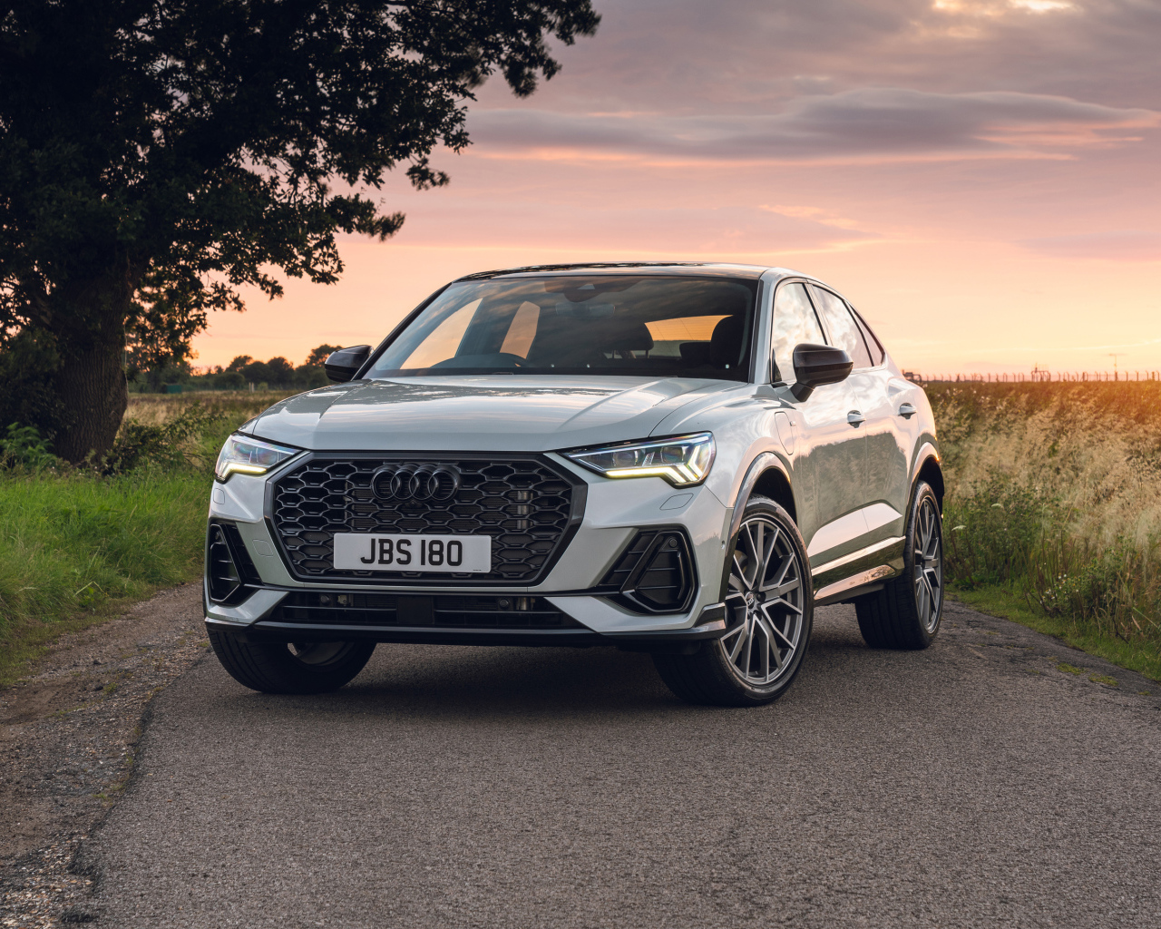 Автомобиль Audi Q3, 2021 года на дороге