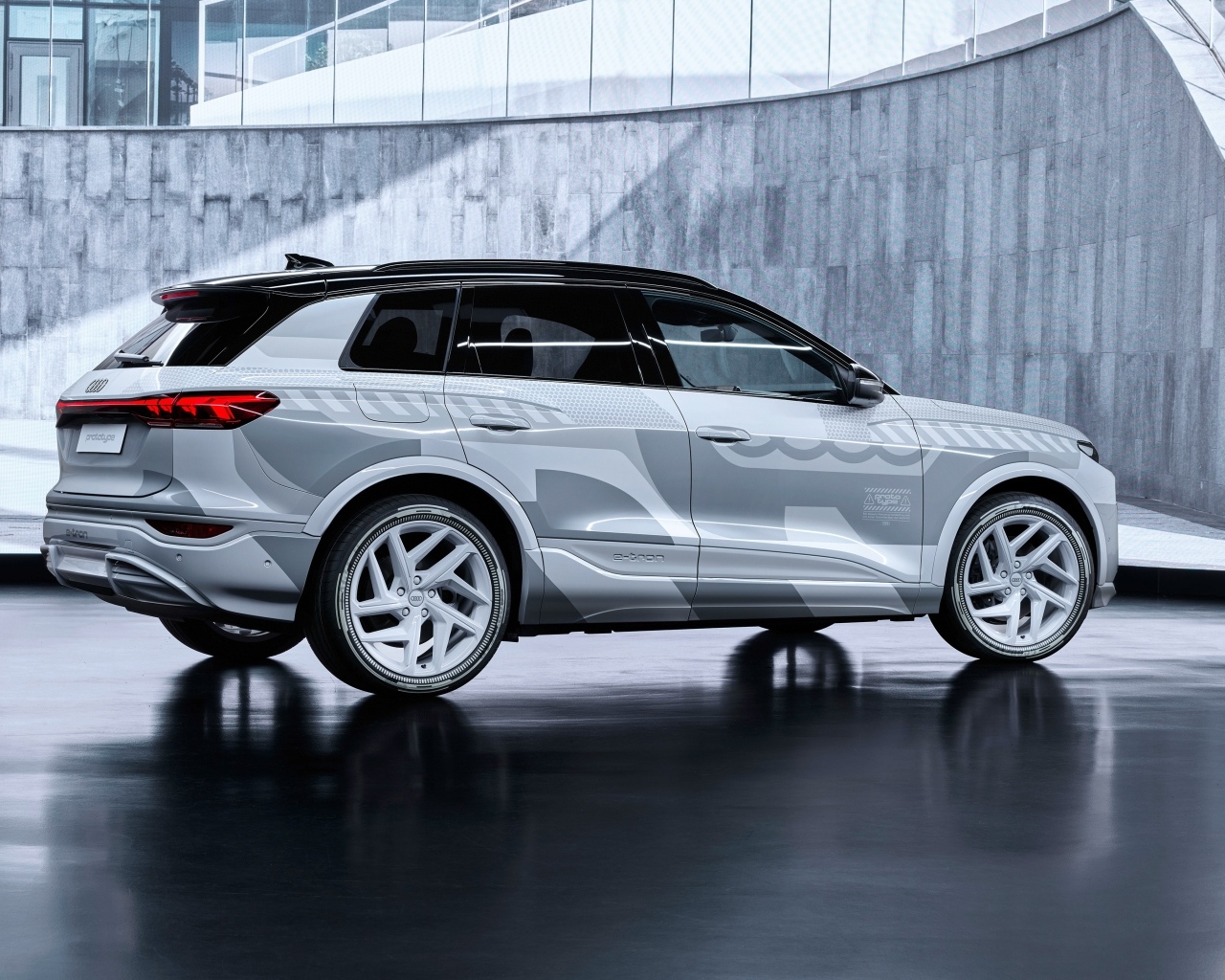 Внедорожник Audi Q6 E-Tron Prototype Show Car 2023 года вид сзади