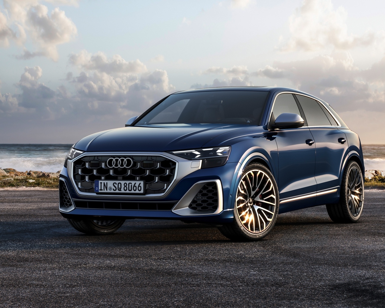 Автомобиль Audi SQ8 TFSI 2023 года на фоне неба