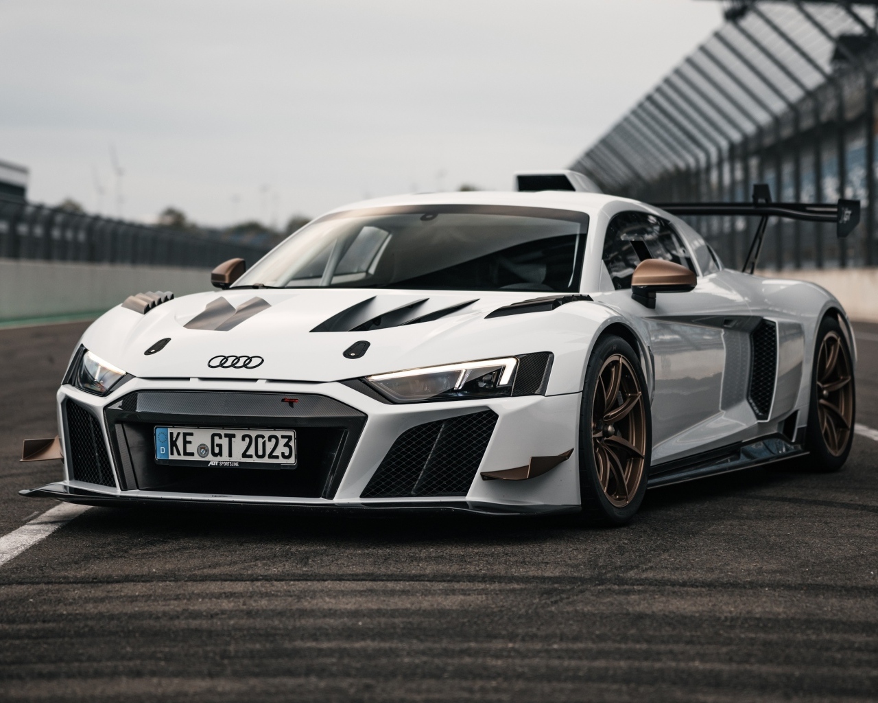 Автомобиль ABT Sportsline XGT Audi R8 LMS GT2 на стадионе