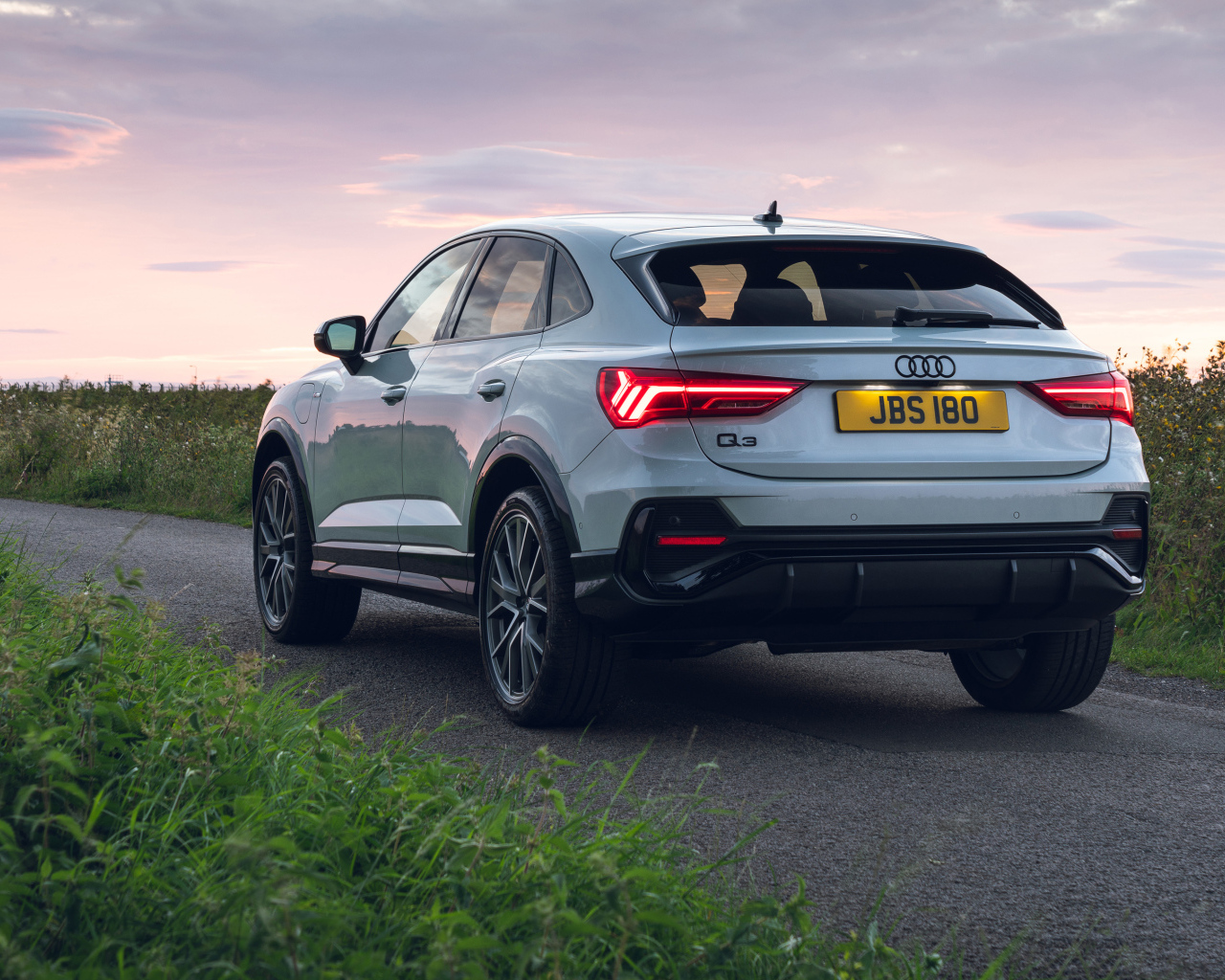 Автомобиль Audi Q3, 2021 года вид сзади