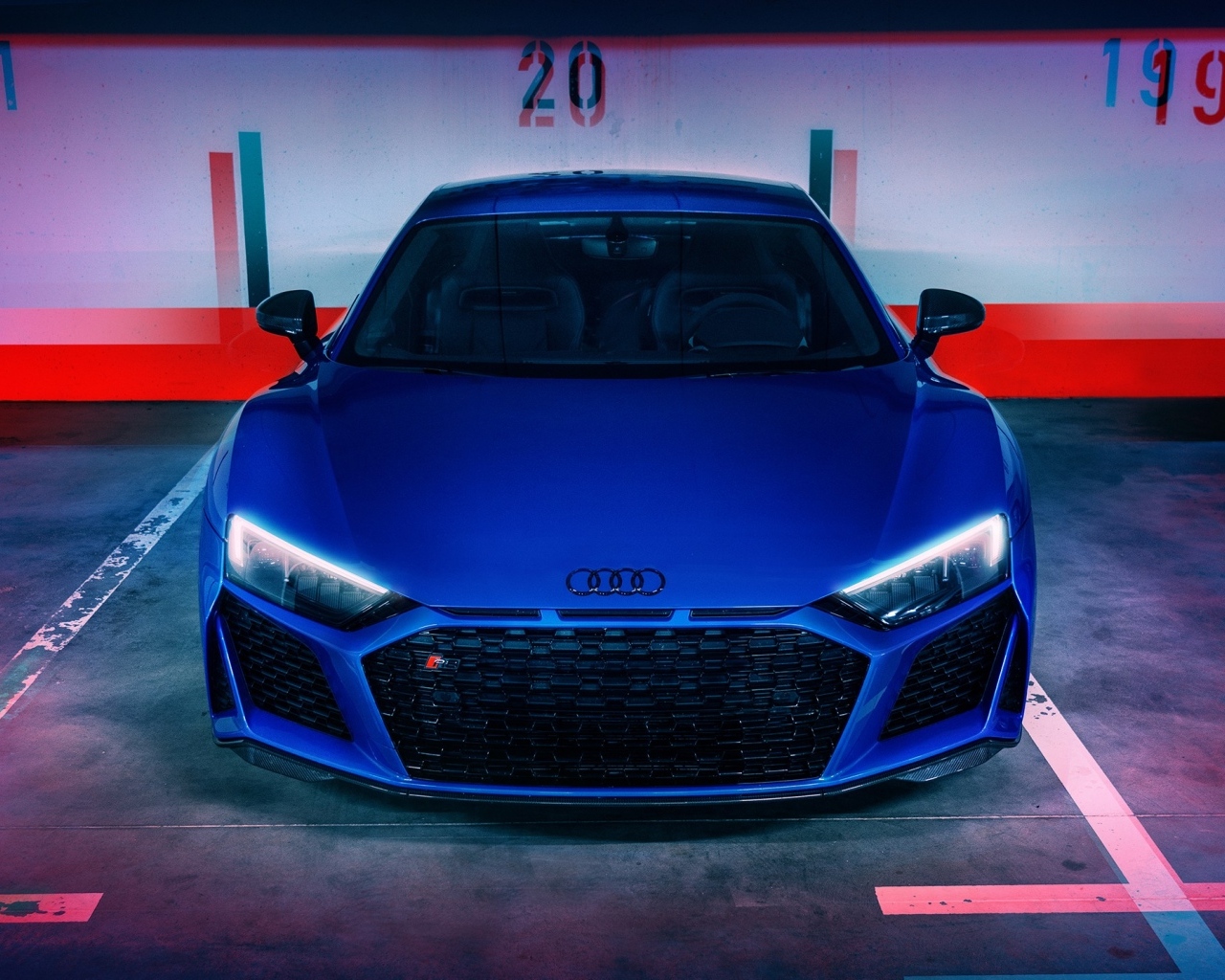 Автомобиль  Audi R8 вид спереди