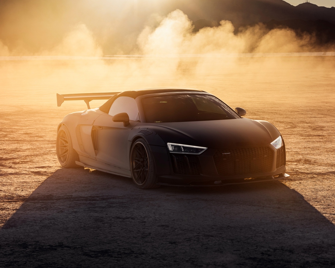 Автомобиль Audi R8 в облаке пыли