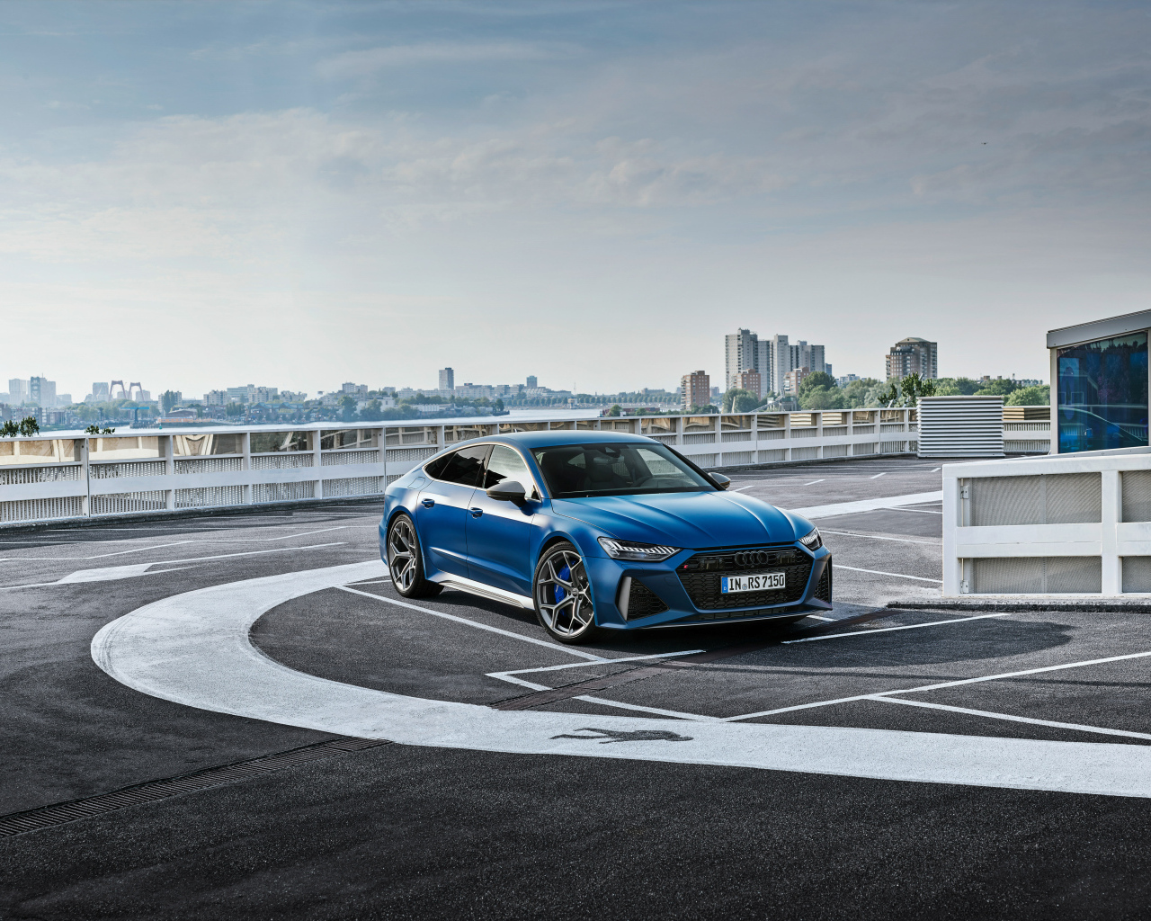 Автомобиль Audi RS 7 на трассе