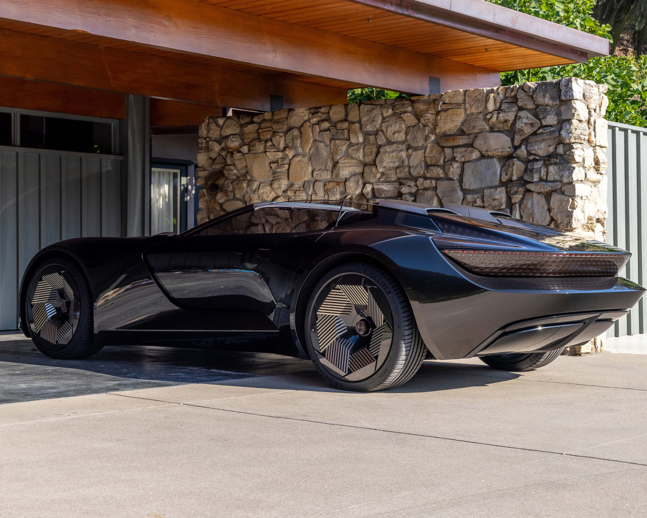 Черный Audi Skysphere Concept 2023 года вид сзади