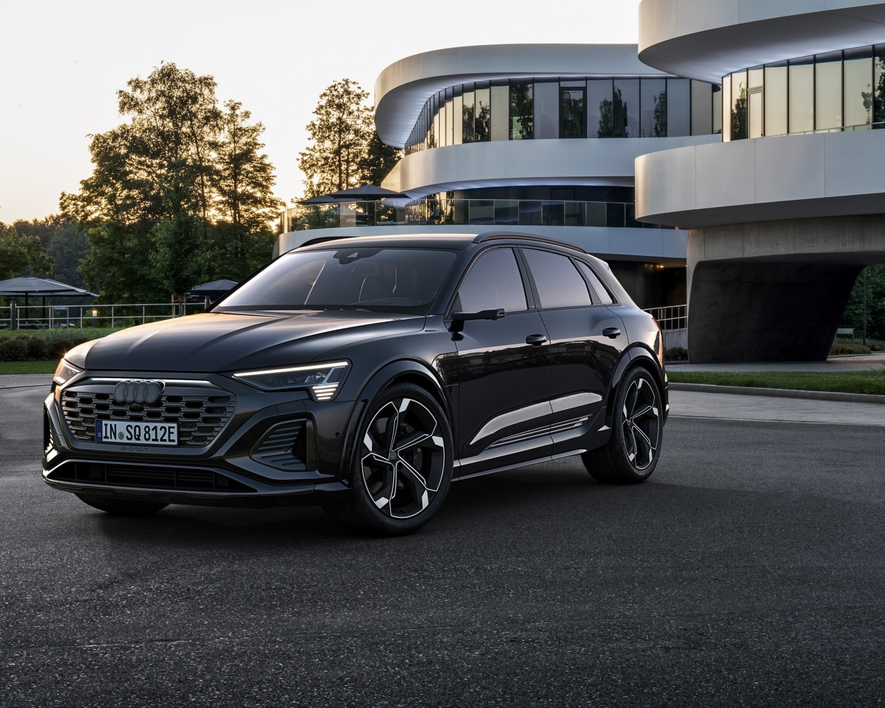 Черный автомобиль Audi Q8 Sportback 55 E-Tron Quattro у дома