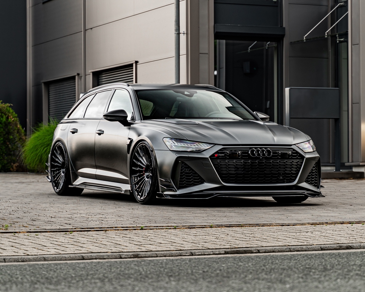 Черный автомобиль Audi RS6 C8 Tuning Prior Design