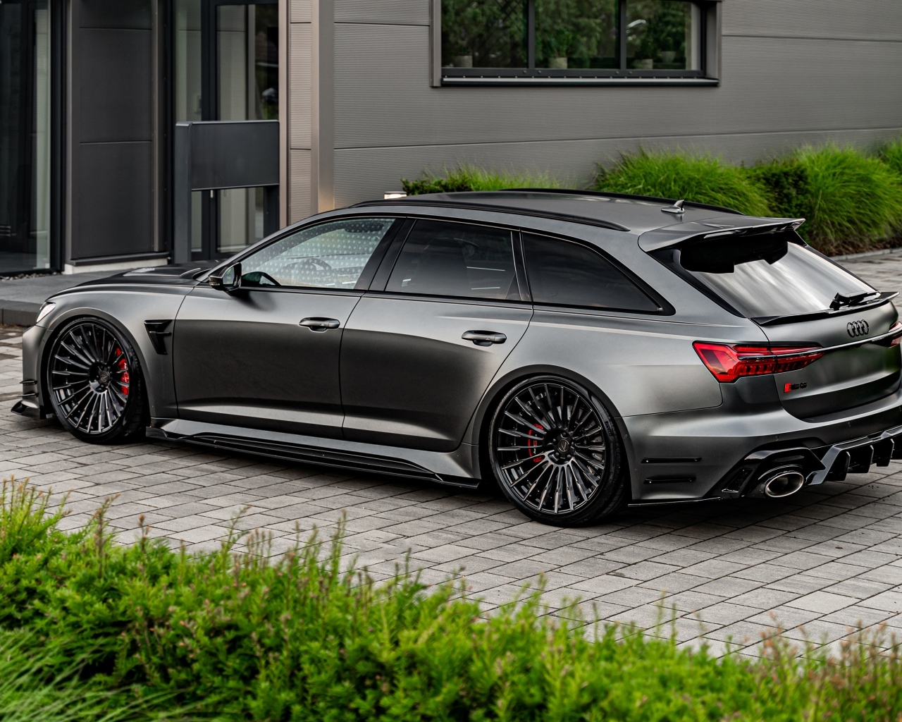 Черный автомобиль Audi RS6 C8 Tuning Prior Design вид сзади