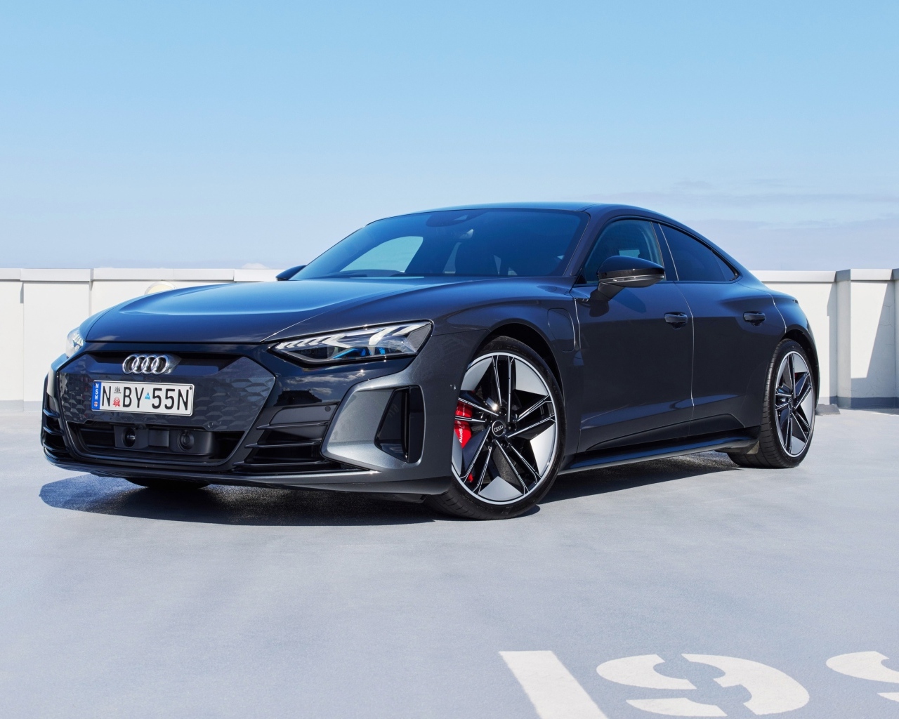 Черный автомобиль Audi RS E-Tron GT 2023