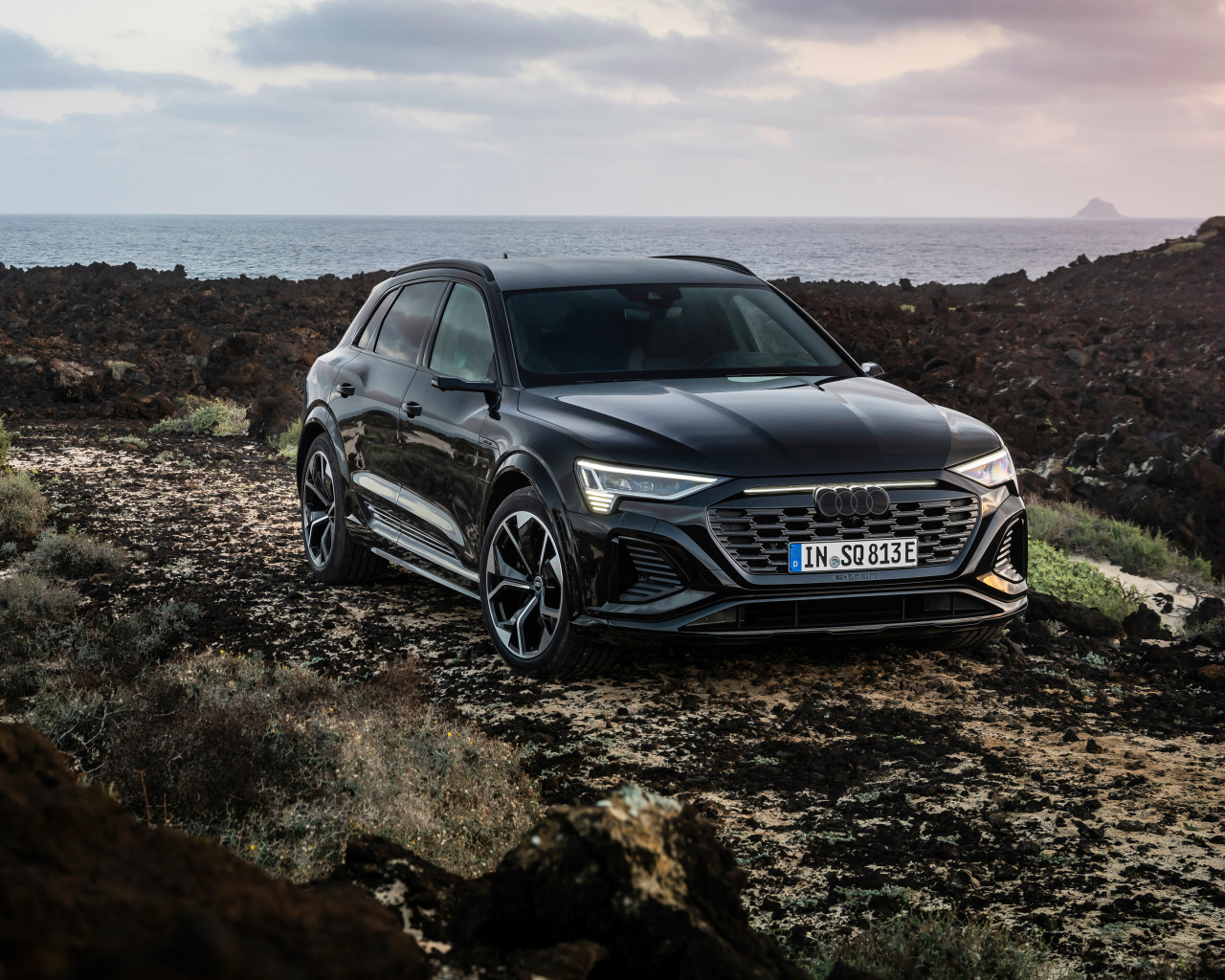 Черный автомобиль Audi SQ8 E-Tron Quattro на бездорожье