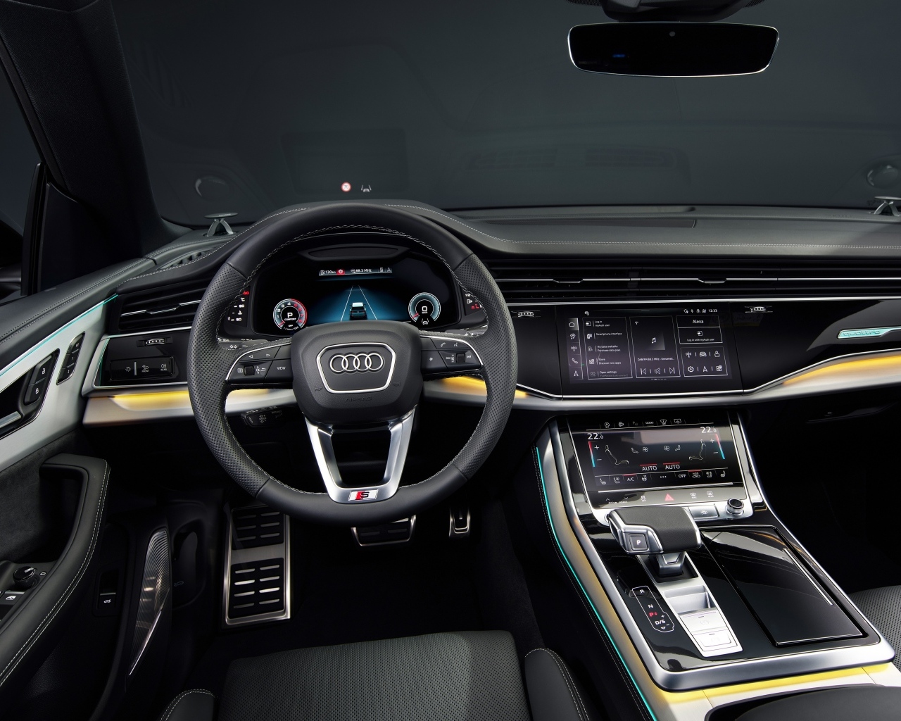 Черный кожаный салон автомобиля Audi Q8 55 TFSI Quattro S Line 2023 года