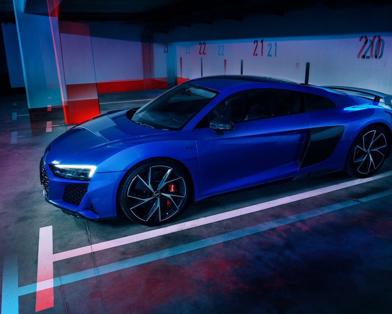 Синий  Audi R8 в гараже