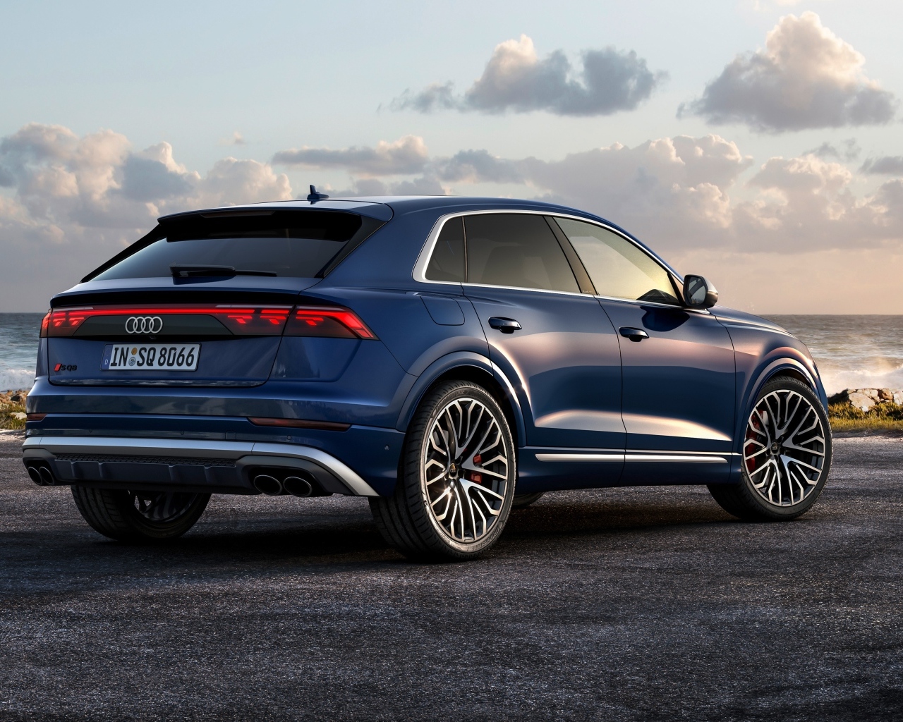 Синий автомобиль Audi SQ8 TFSI 2023 года вид сзади