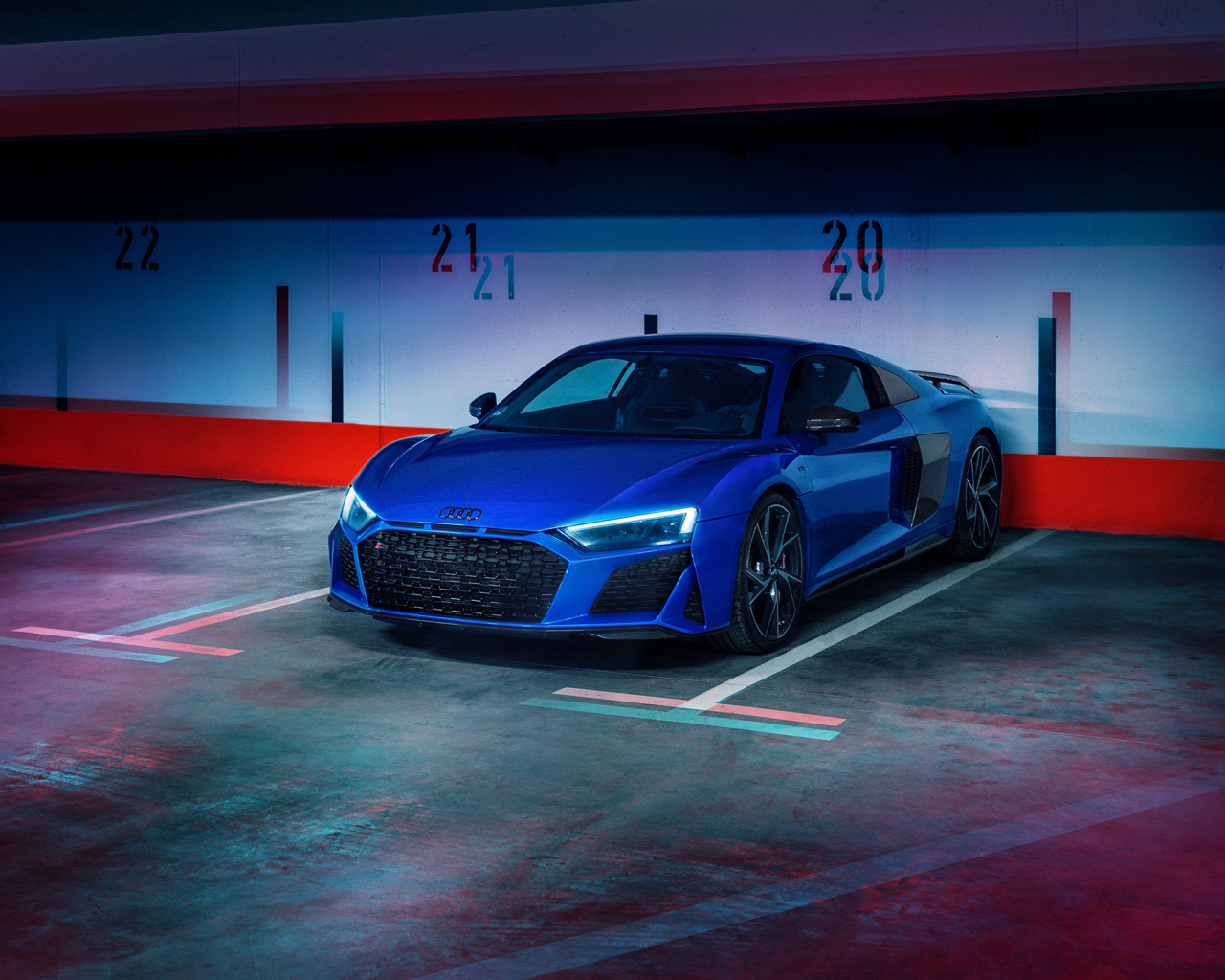 Синий спорткар Audi R8 на подземной парковке