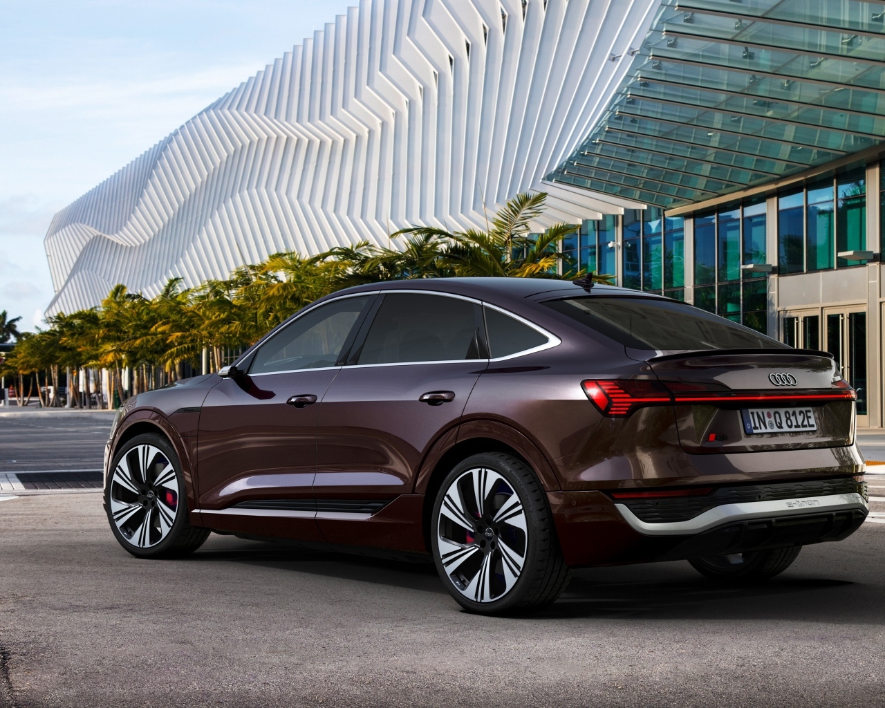 Автомобиль Audi Q8 Sportback 55 E-Tron Quattro вид сзади