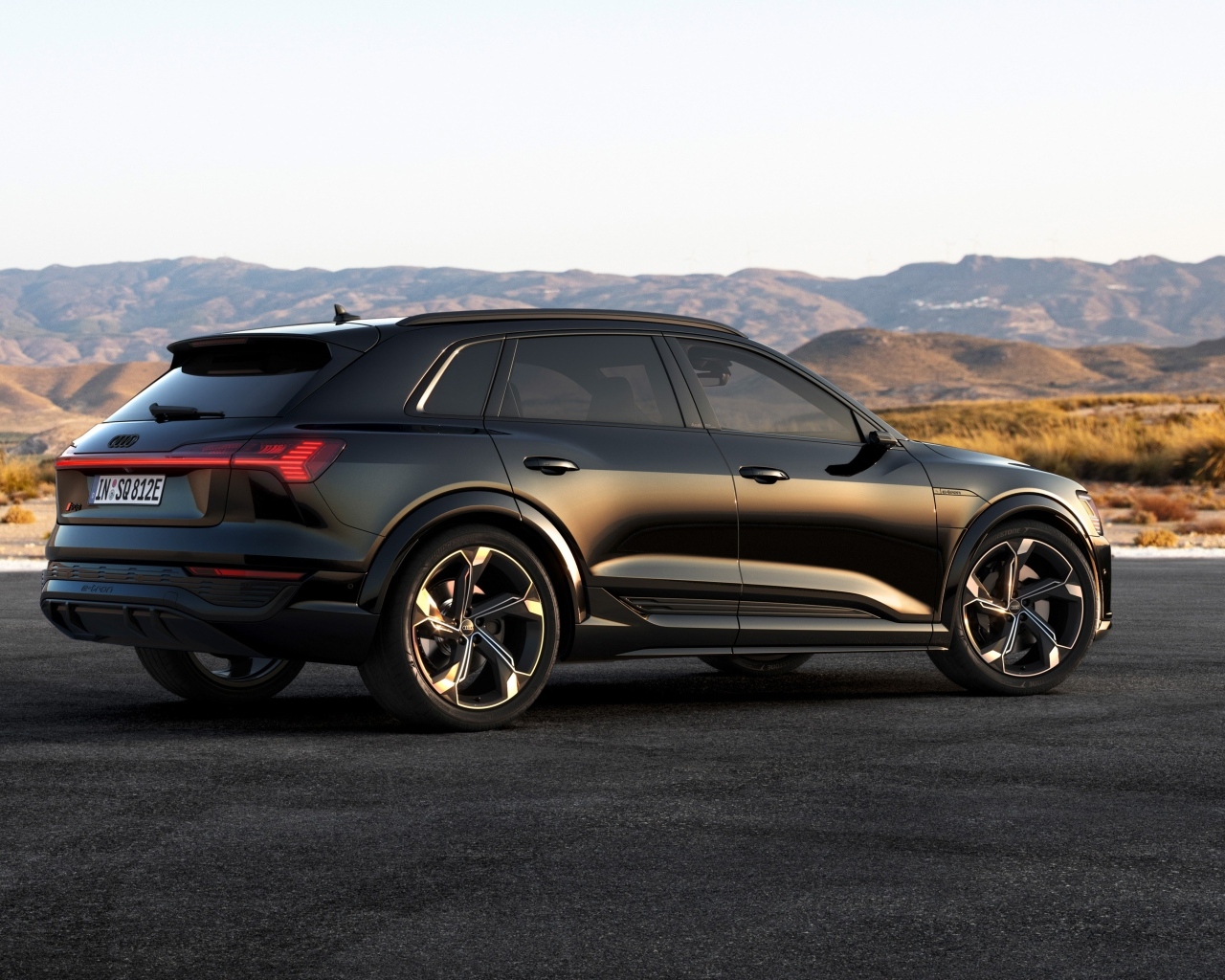 Автомобиль Audi SQ8 E-Tron Quattro  вид сзади