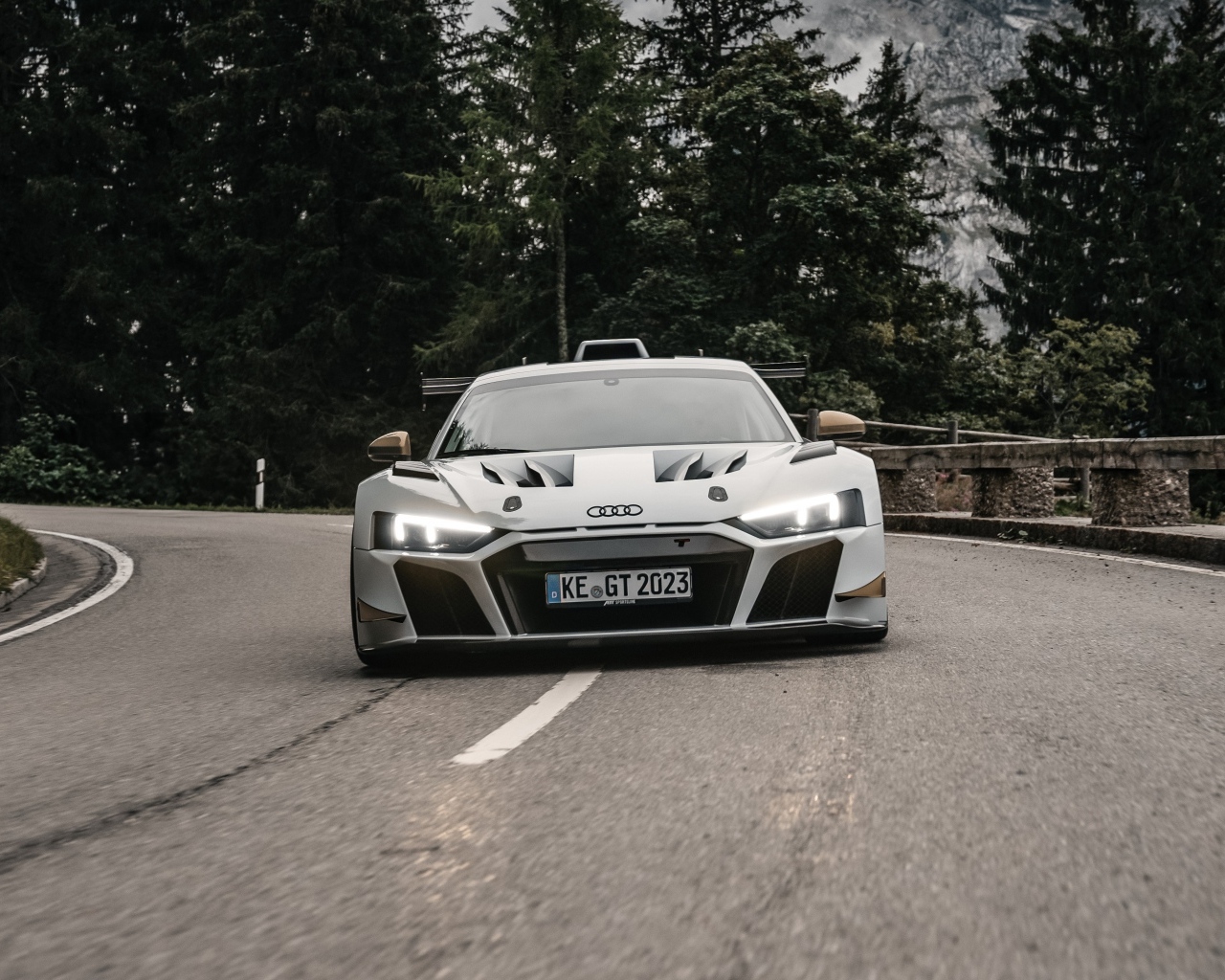 Вид спереди на автомобиль ABT Sportsline XGT Audi R8 LMS GT2