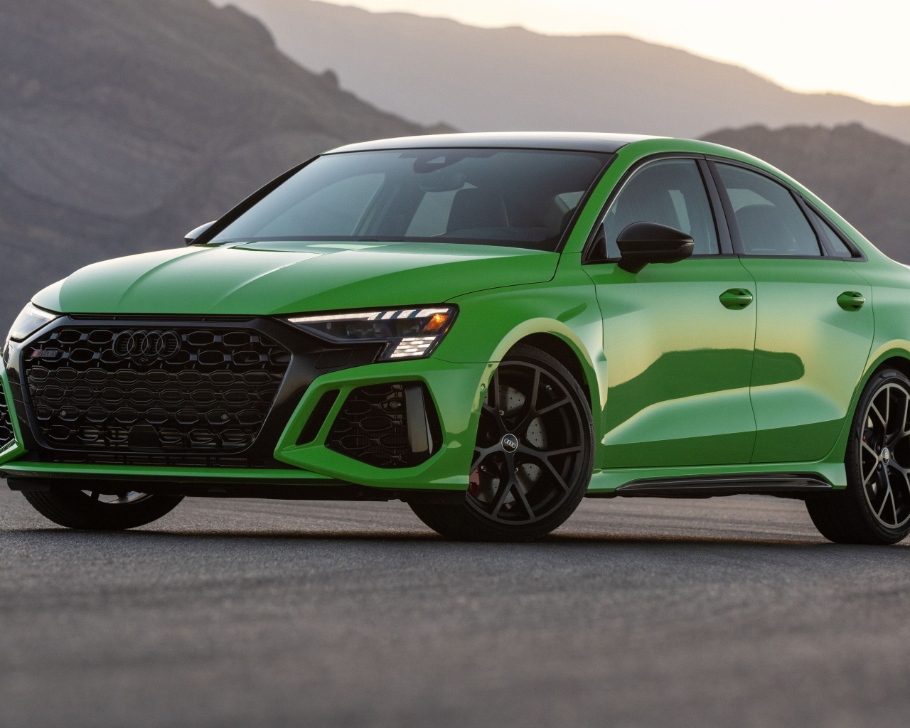 Зеленый автомобиль Audi RS 3 Sedan 2023 года вид спереди