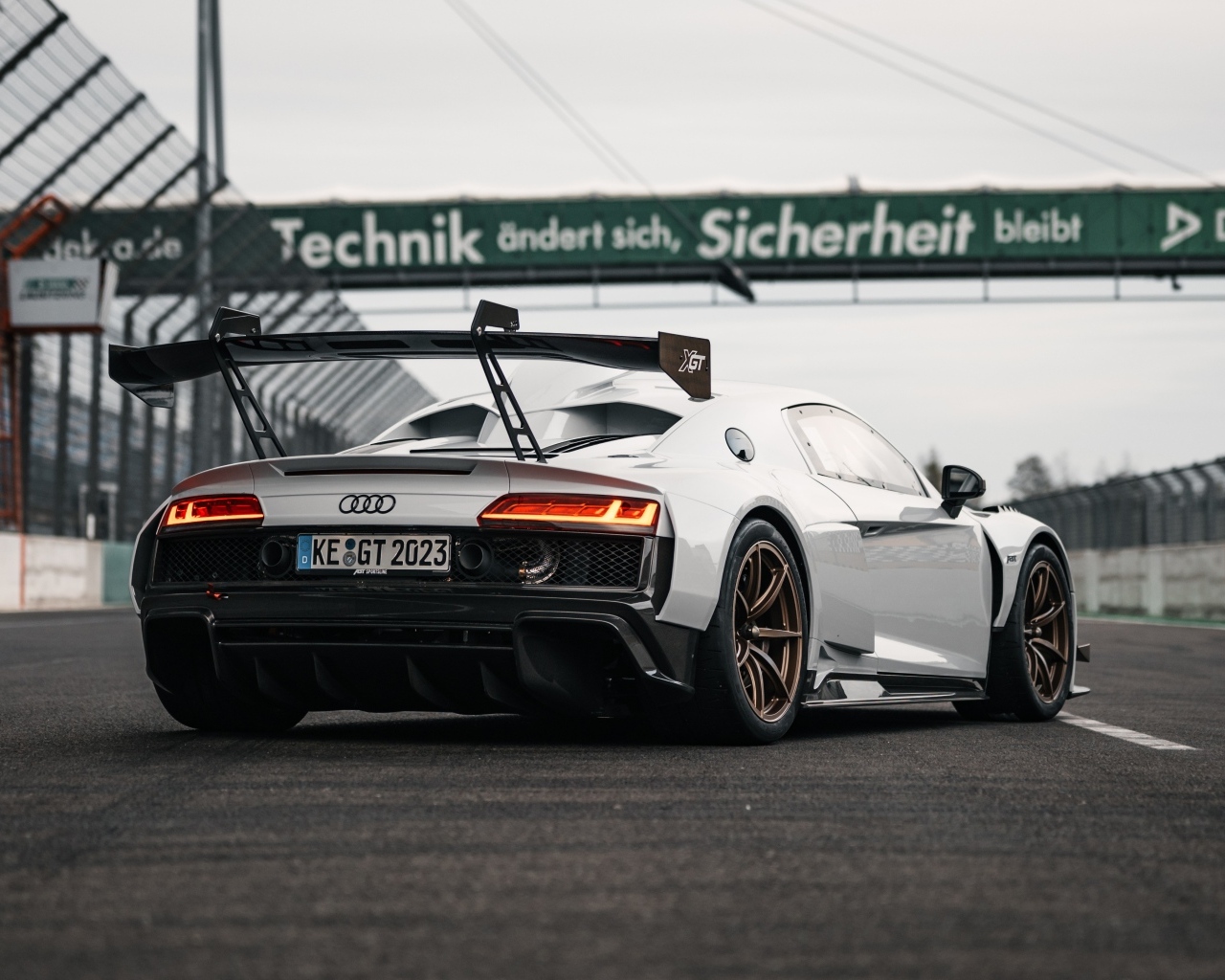 Вид сзади на автомобиль ABT Sportsline XGT Audi R8 LMS GT2