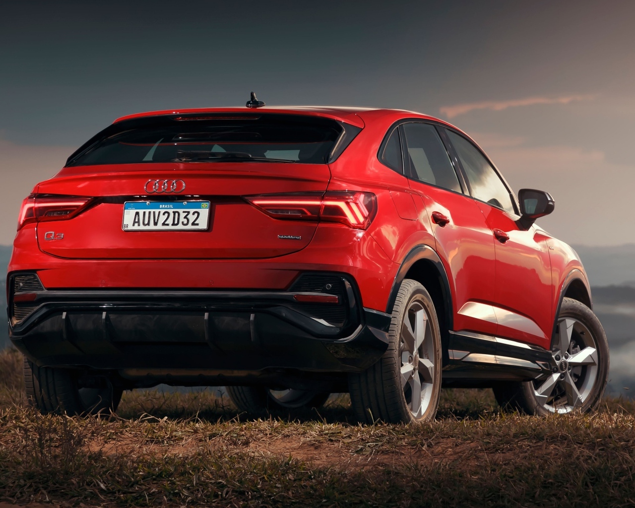 Красный внедорожник Audi Q3 Sportback 2.0 вид сзади