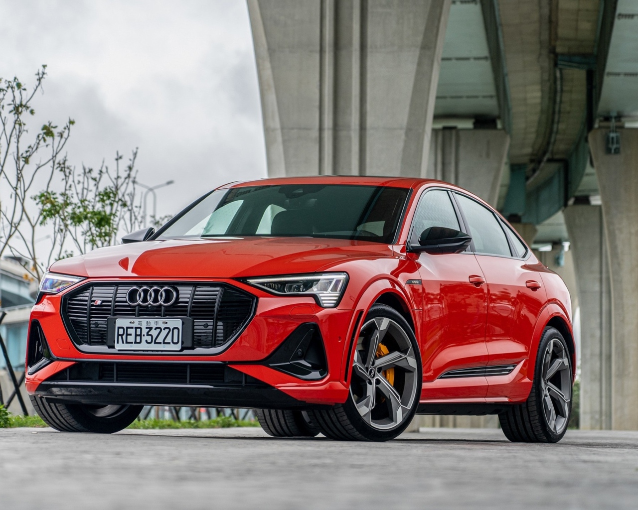 Красный автомобиль Audi E-Tron S Sportback