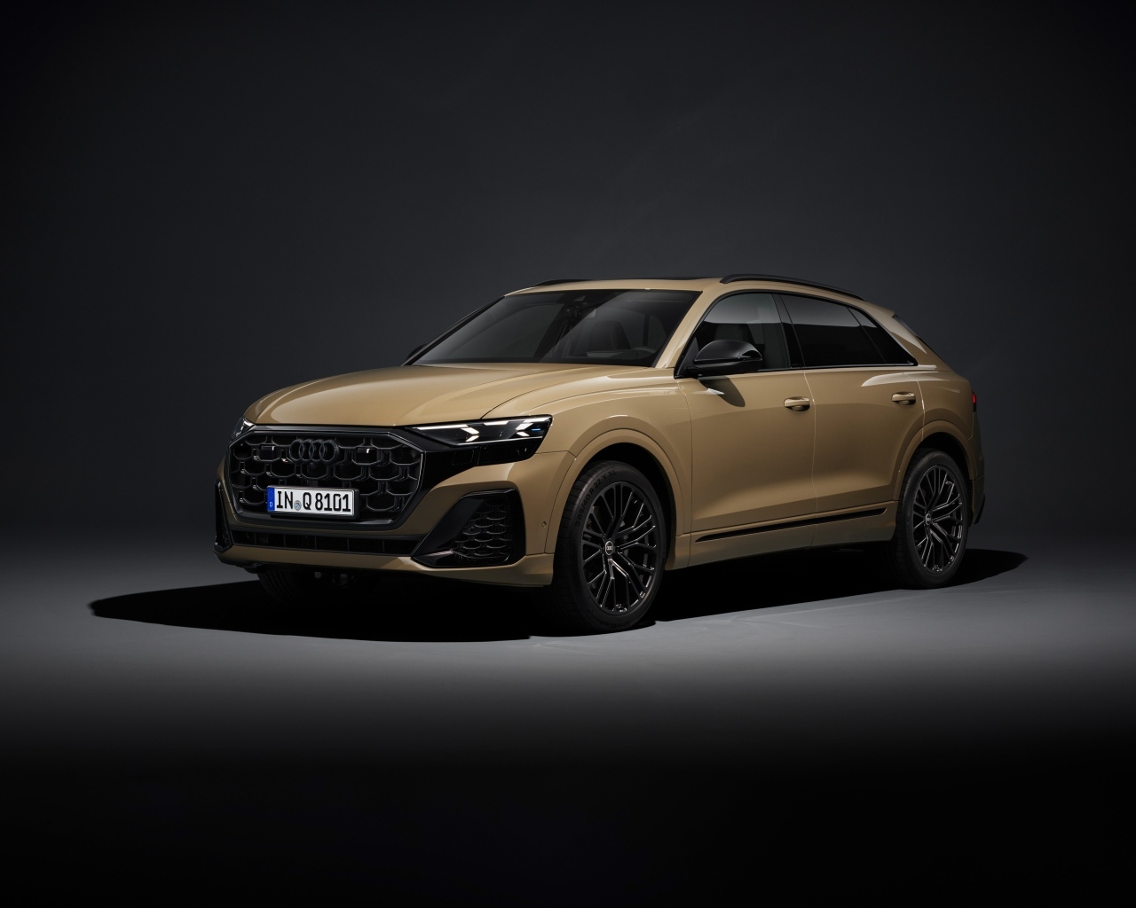 Внедорожник Audi Q8 55 TFSI Quattro S Line 2023 года на черном фоне