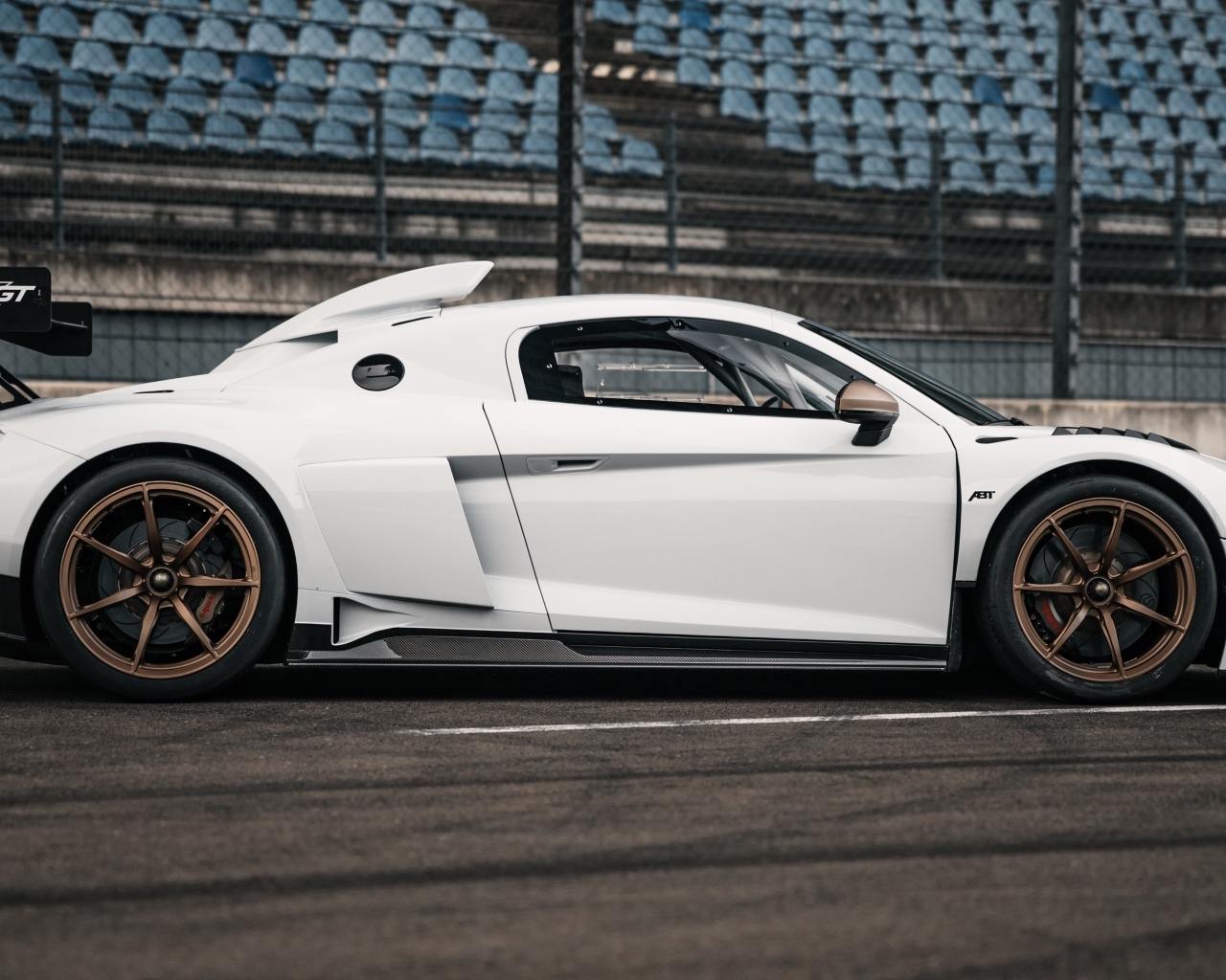 Вид сбоку на автомобиль ABT Sportsline XGT Audi R8 LMS GT2