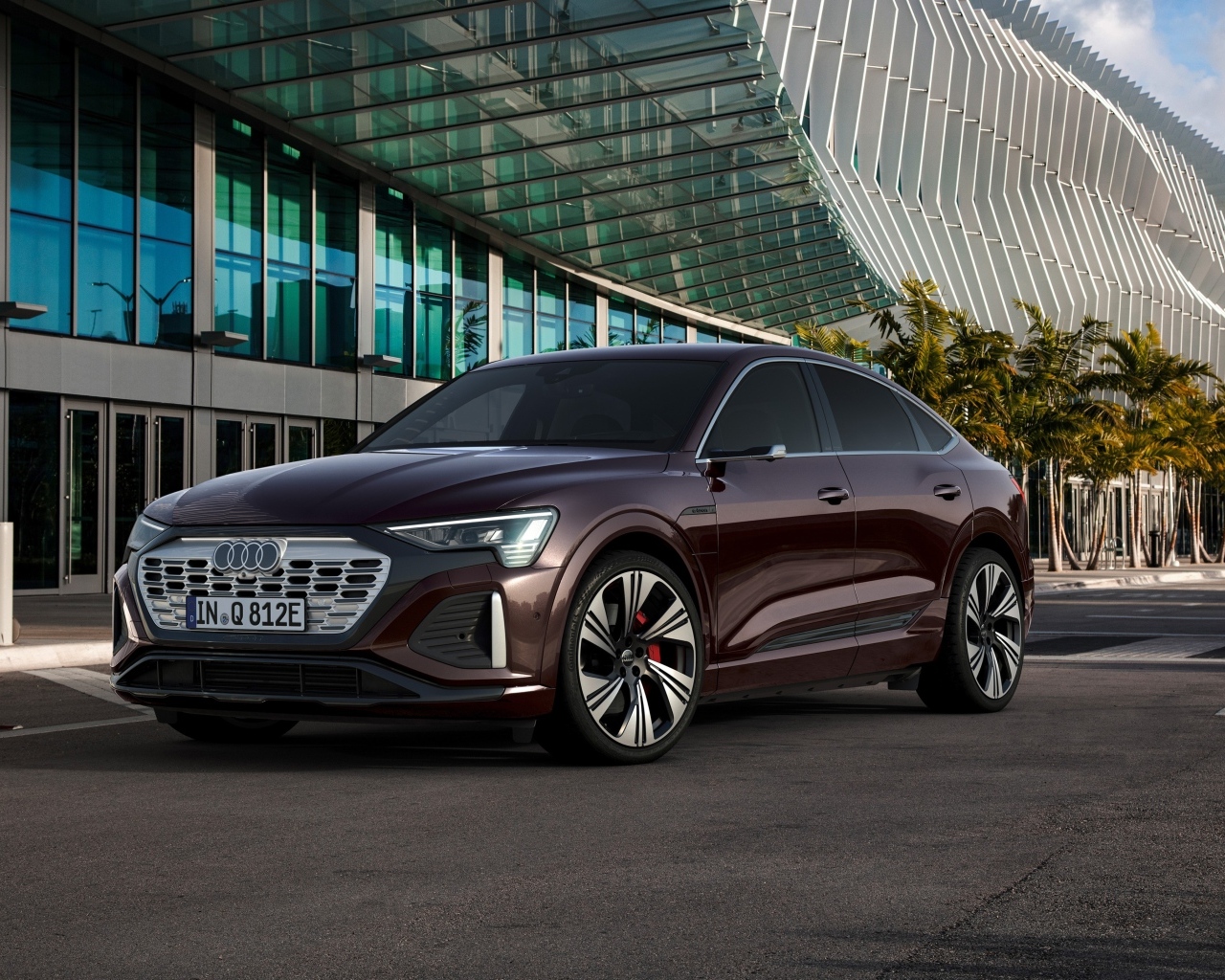 Стильный Audi Q8 Sportback 55 E-Tron Quattro у здания