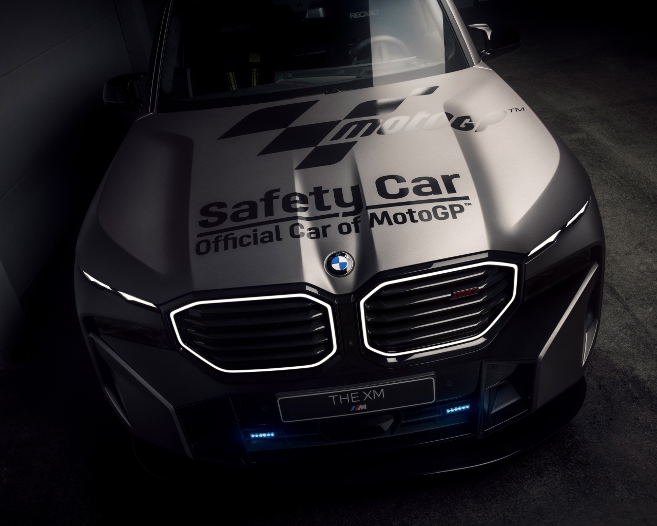 Автомобиль BMW XM Label Red MotoGP Safety Car 2024 года