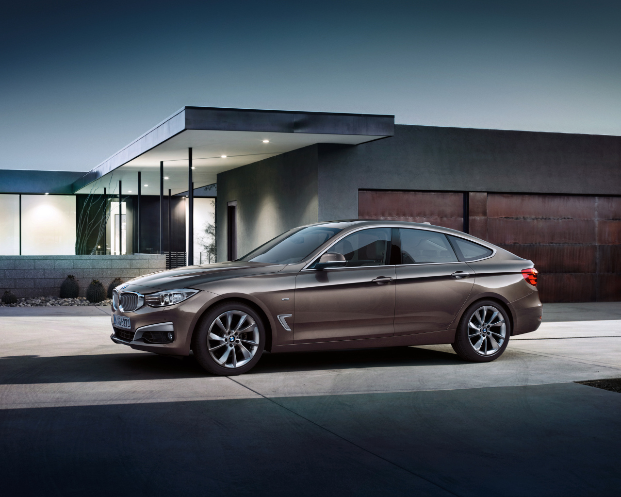 Автомобиль BMW 328i у здания