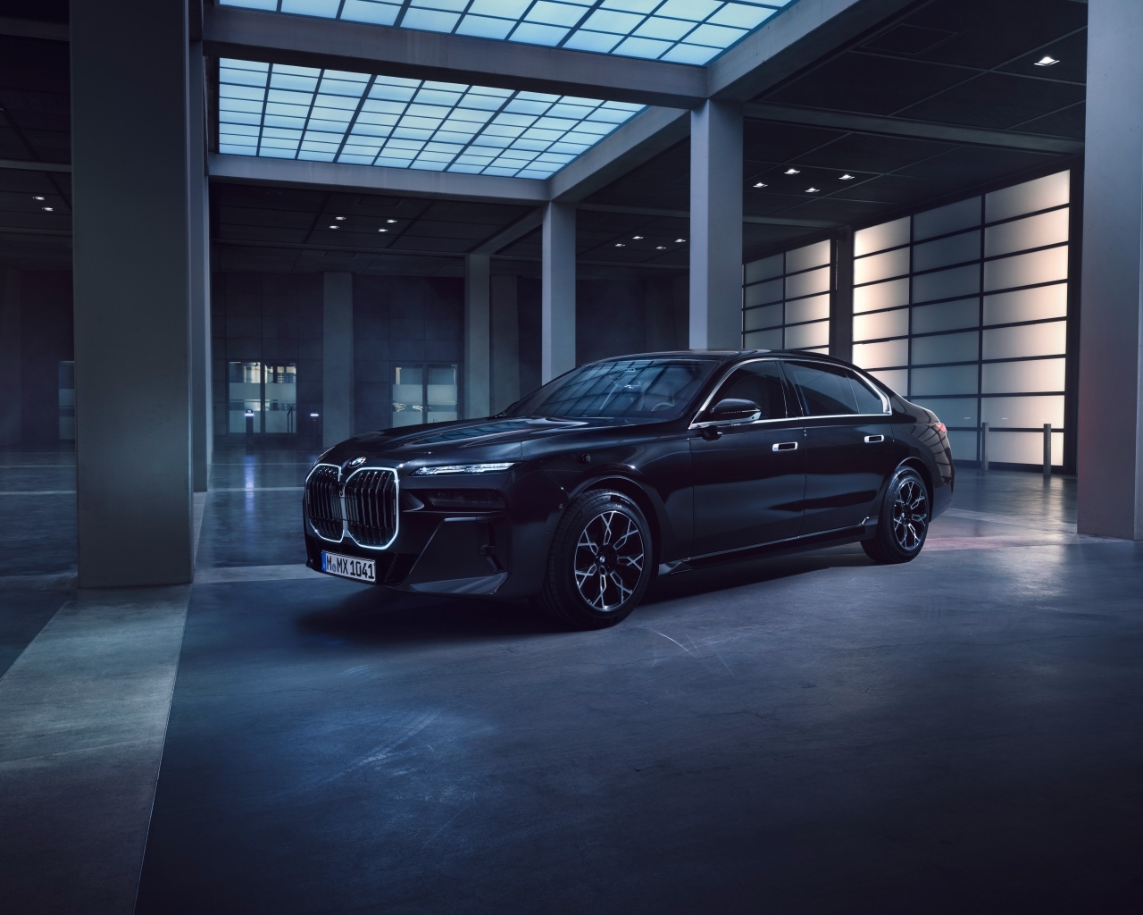 Автомобиль BMW 760i XDrive Protection в здании