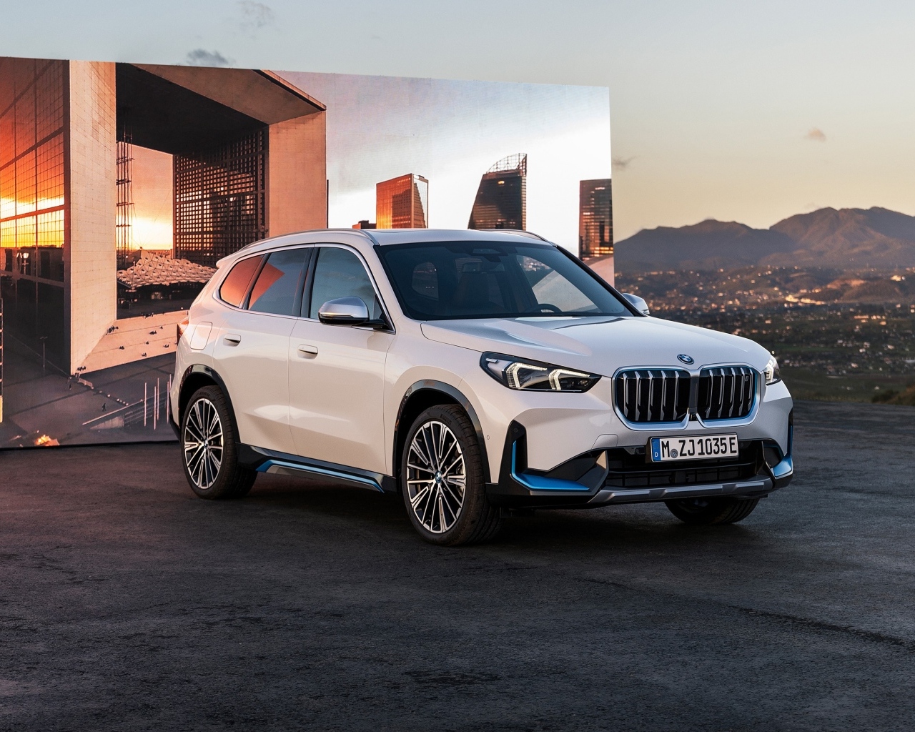Автомобиль BMW IX1 XDrive30  вид спереди