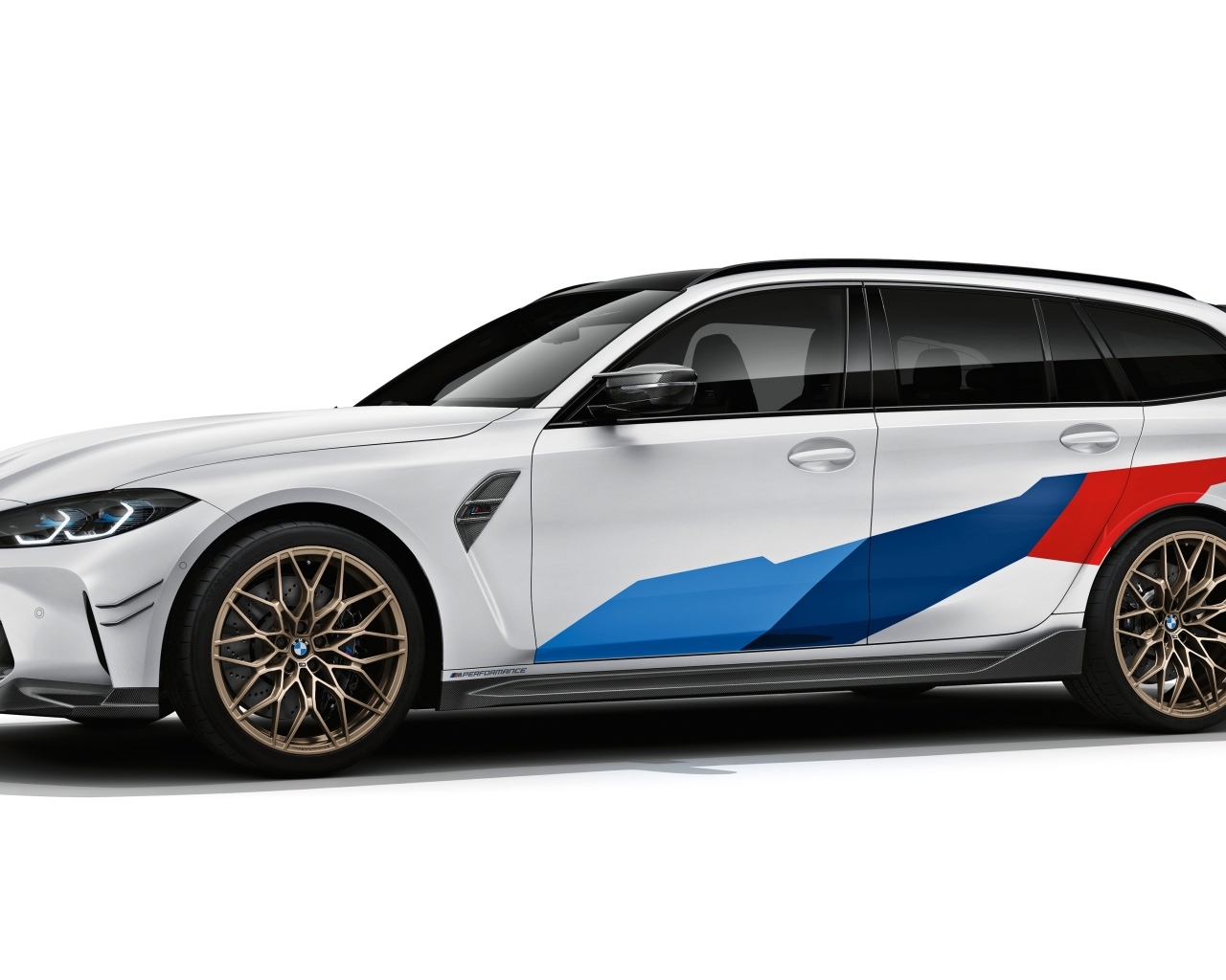 Автомобиль BMW M3 на белом фоне