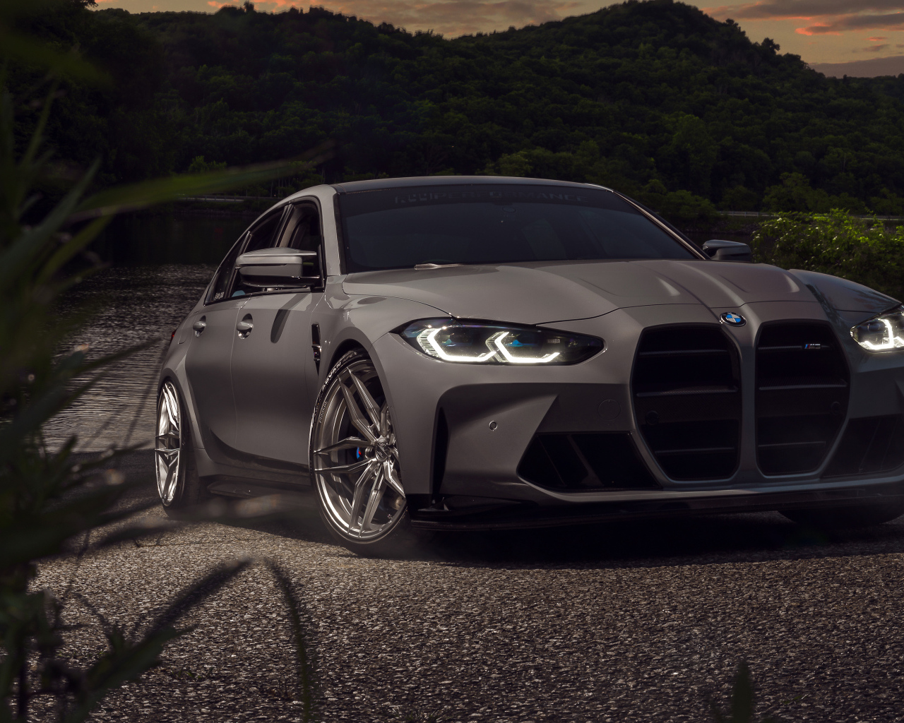 Автомобиль BMW M3 стоит у воды